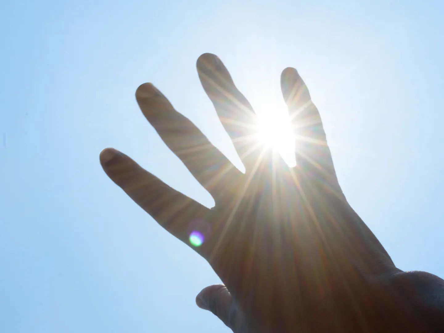 Zonnebrillen en UV-straling: Hoe bescherm je je ogen?
