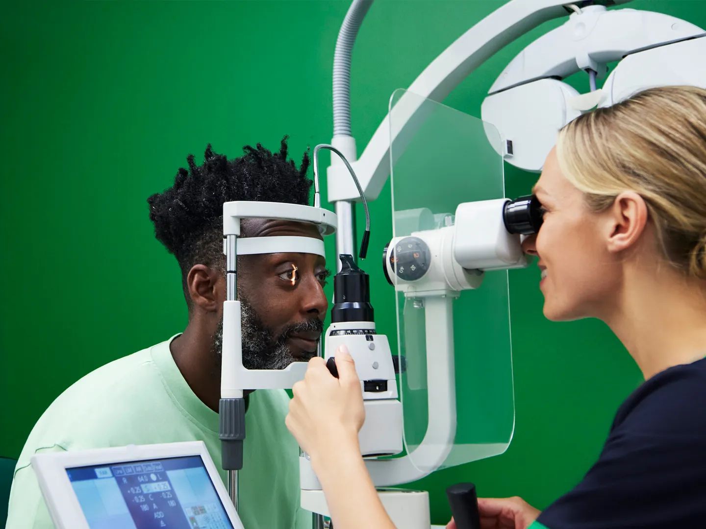 Hoe opticiens de sterkte van je bril bepalen.